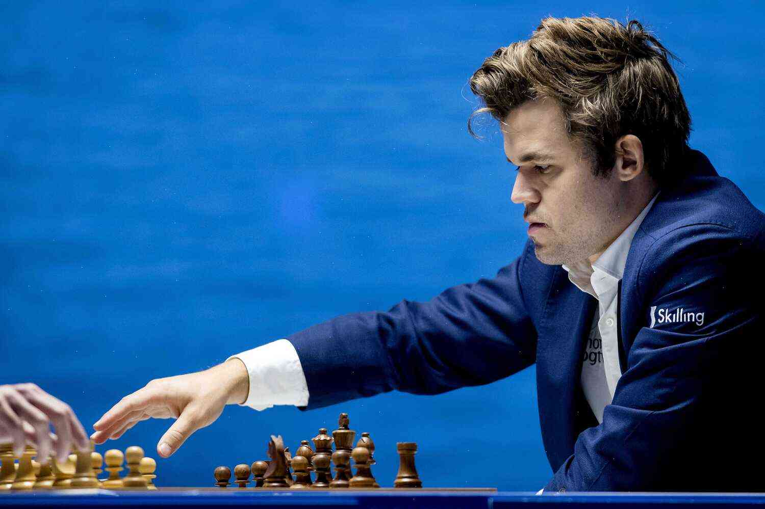 Chess match report: Magnus Carlsen v Sergey Karjakin and Oleg Stoszko v Anish Giri
