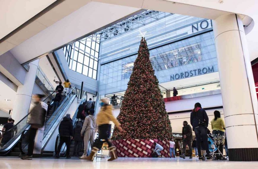 New study shows Canadians are spending more this holiday season