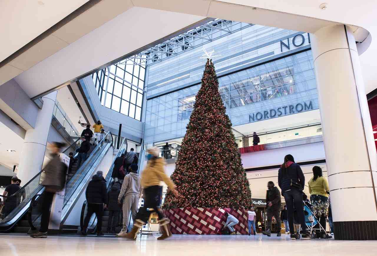 New study shows Canadians are spending more this holiday season