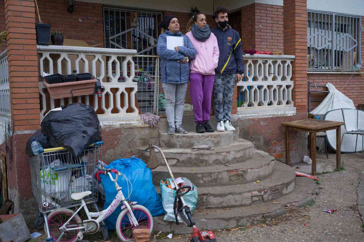‘Don’t be afraid, freedom’: Yarn bomb against evictions in Spain