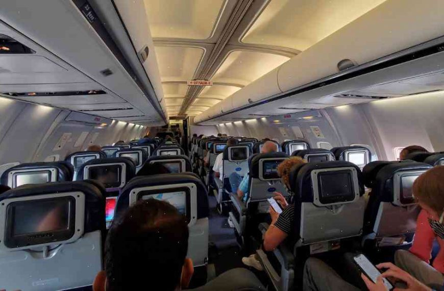 Flight attendants reveal key employees serving alcohol, providing healthy snacks: Report